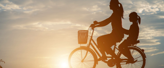 Atardecer manejar bicicleta