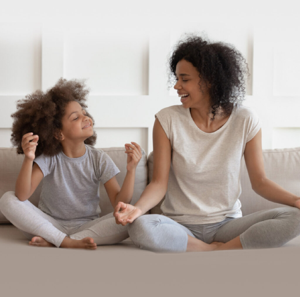 mamá e hija meditando